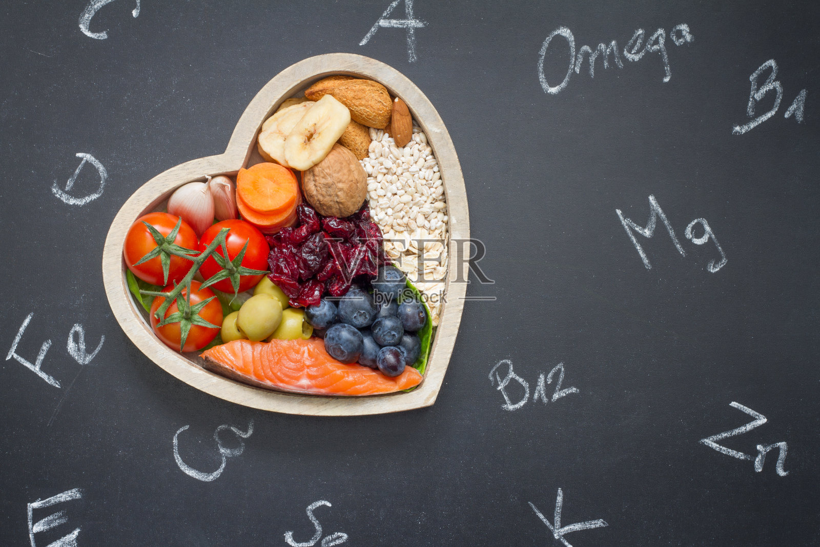 健康食品的心脏和化学元素黑板上照片摄影图片