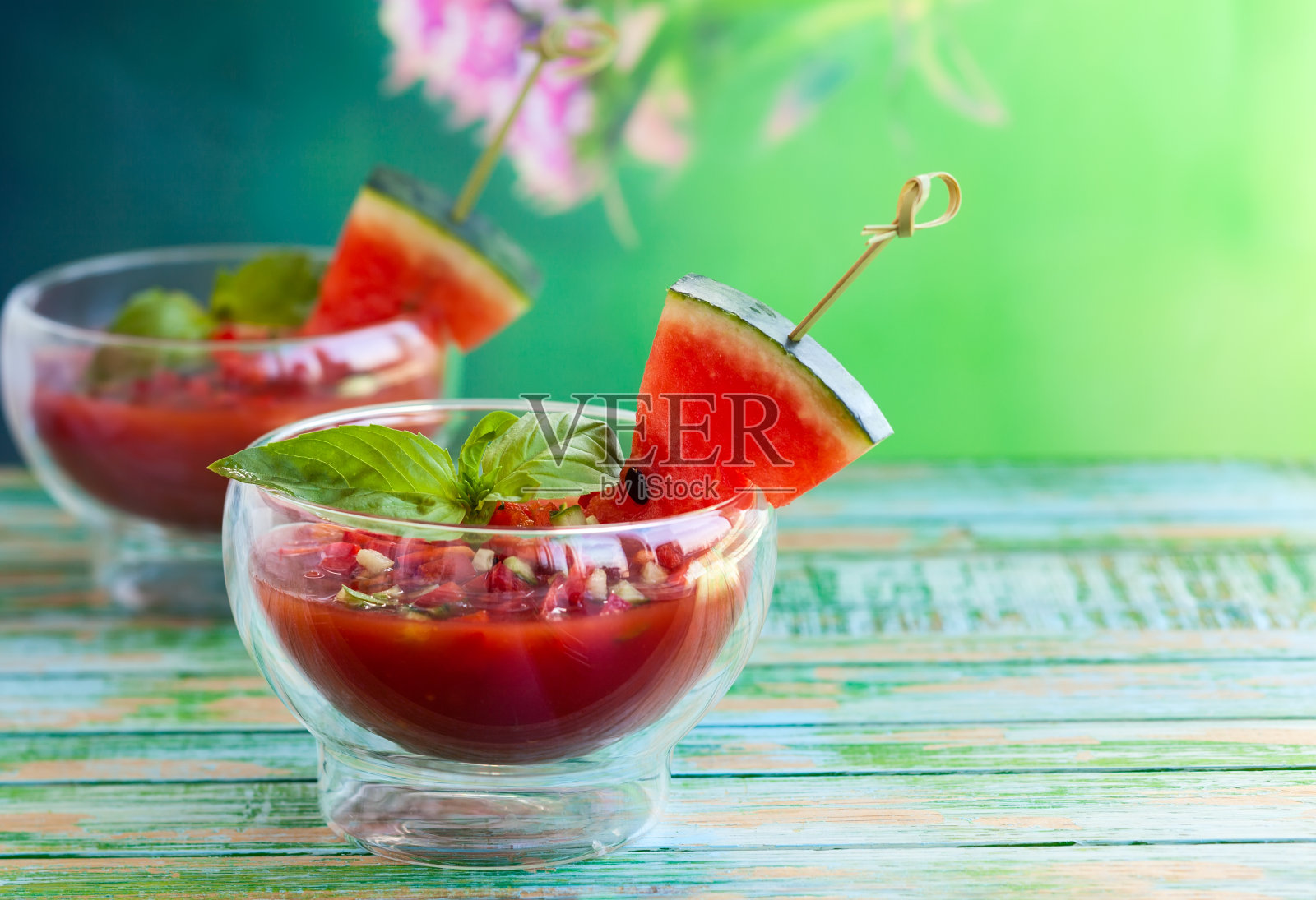 西瓜番茄西班牙凉菜汤照片摄影图片