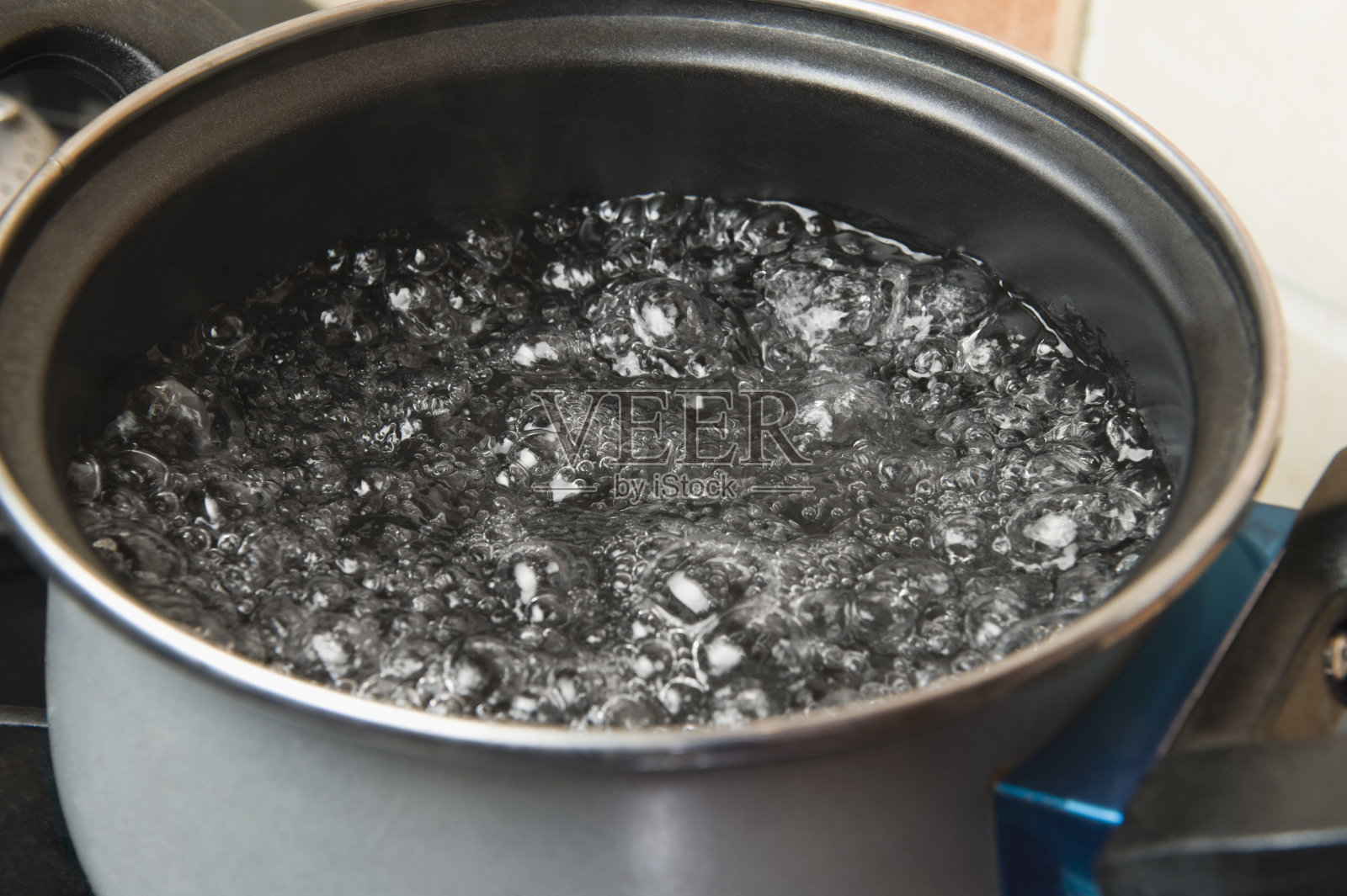 在锅里烧开水照片摄影图片