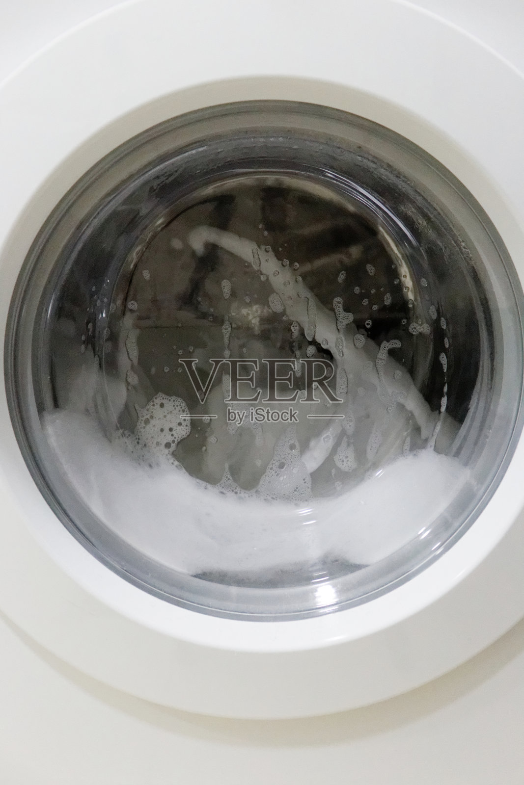 有很多泡沫的白色洗衣机照片摄影图片