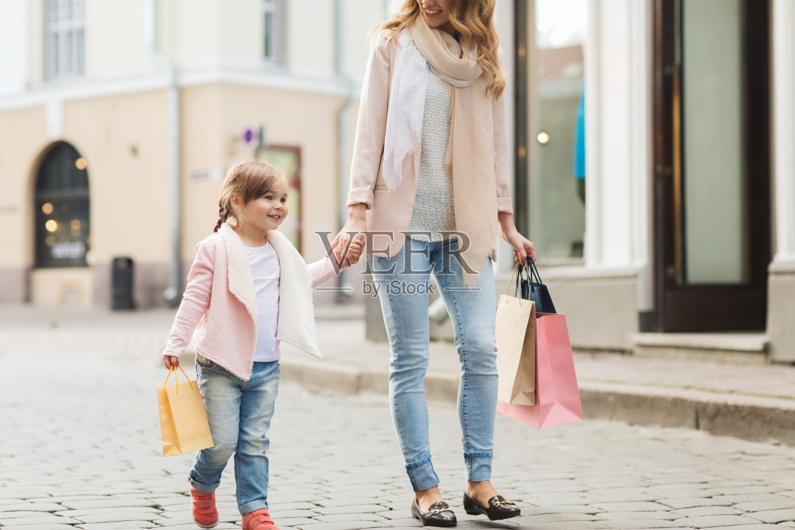快乐的母亲和孩子在城市购物袋照片摄影图片