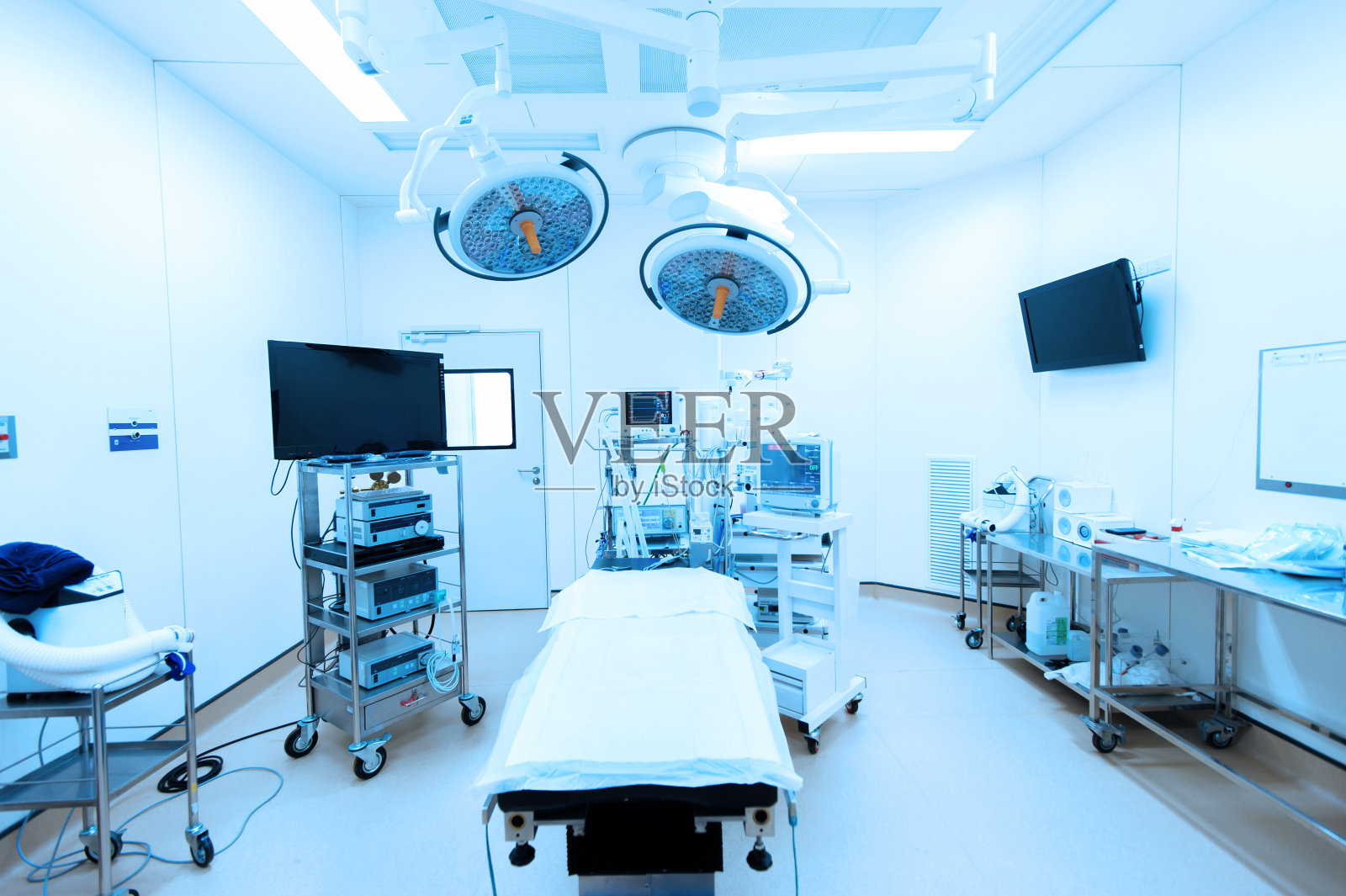 现代手术室的医疗设备采用蓝色滤镜照片摄影图片