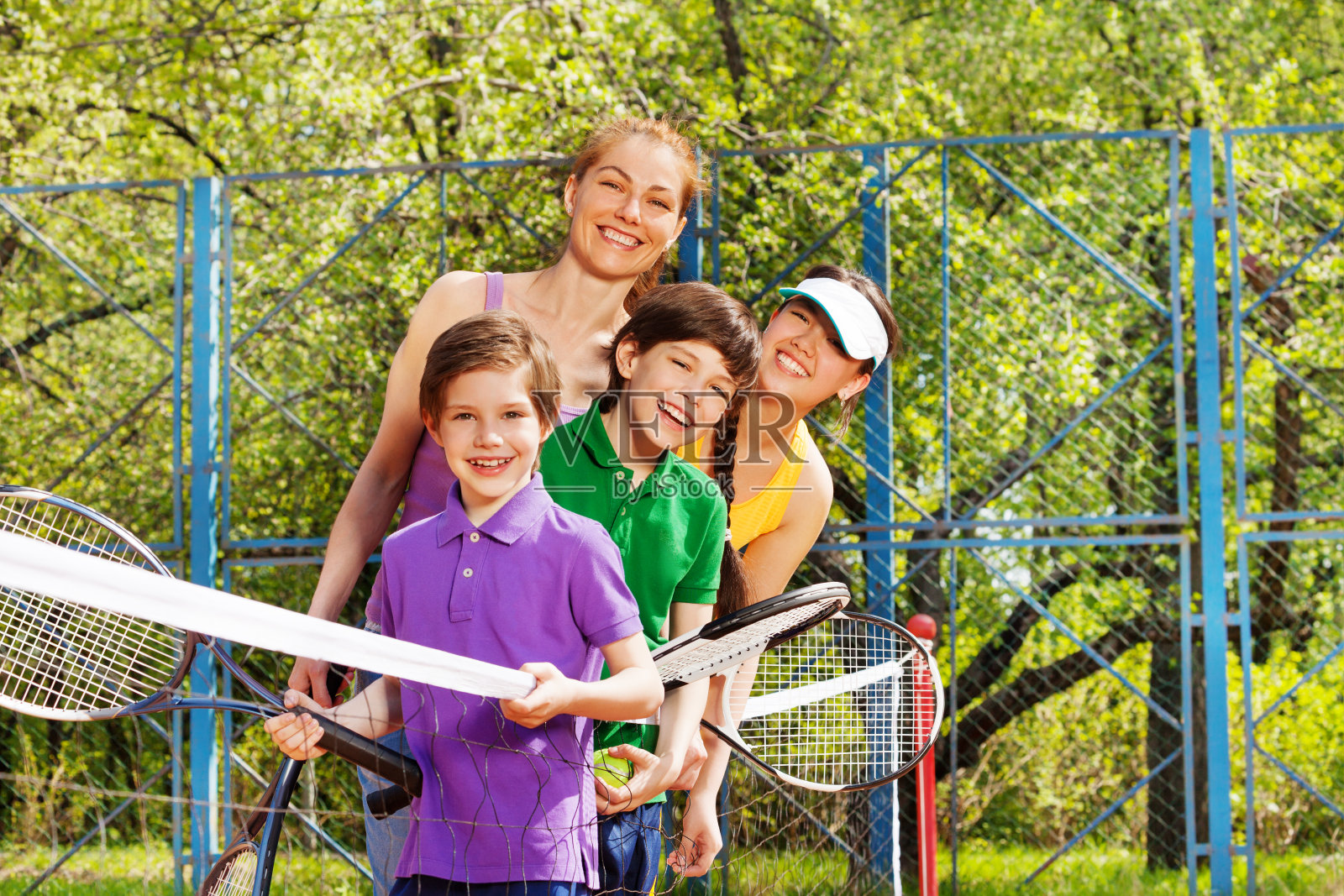 活跃的家庭玩网球的乐趣照片摄影图片
