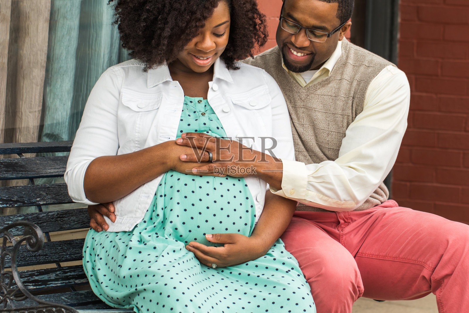 一对快乐的怀孕的非裔美国夫妇。照片摄影图片