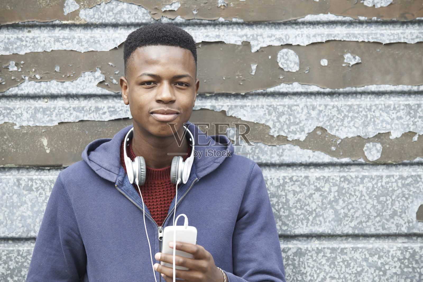 戴着耳机听音乐的少年照片摄影图片