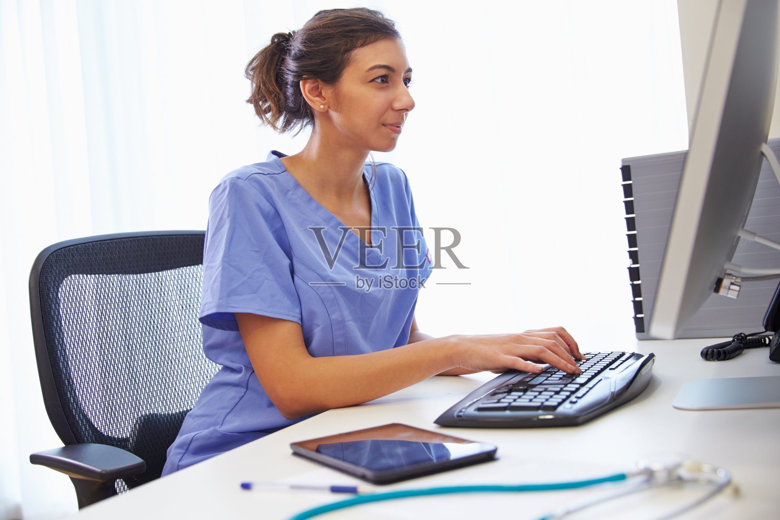 在电脑前工作的女医生照片摄影图片