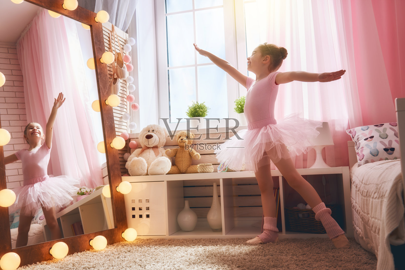 女孩梦想成为一名芭蕾舞演员照片摄影图片