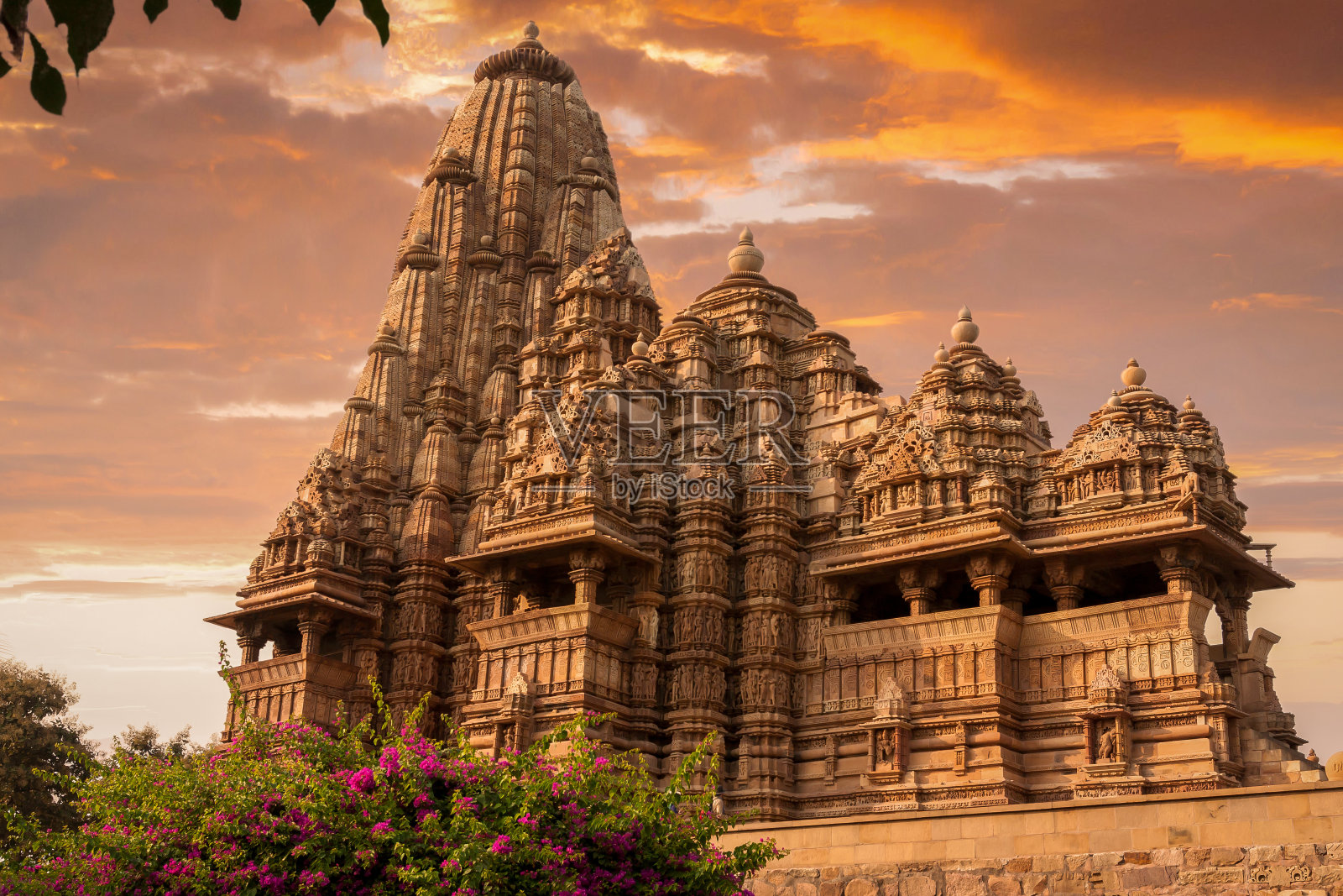 甘达里亚摩诃得瓦寺庙的日落照片摄影图片