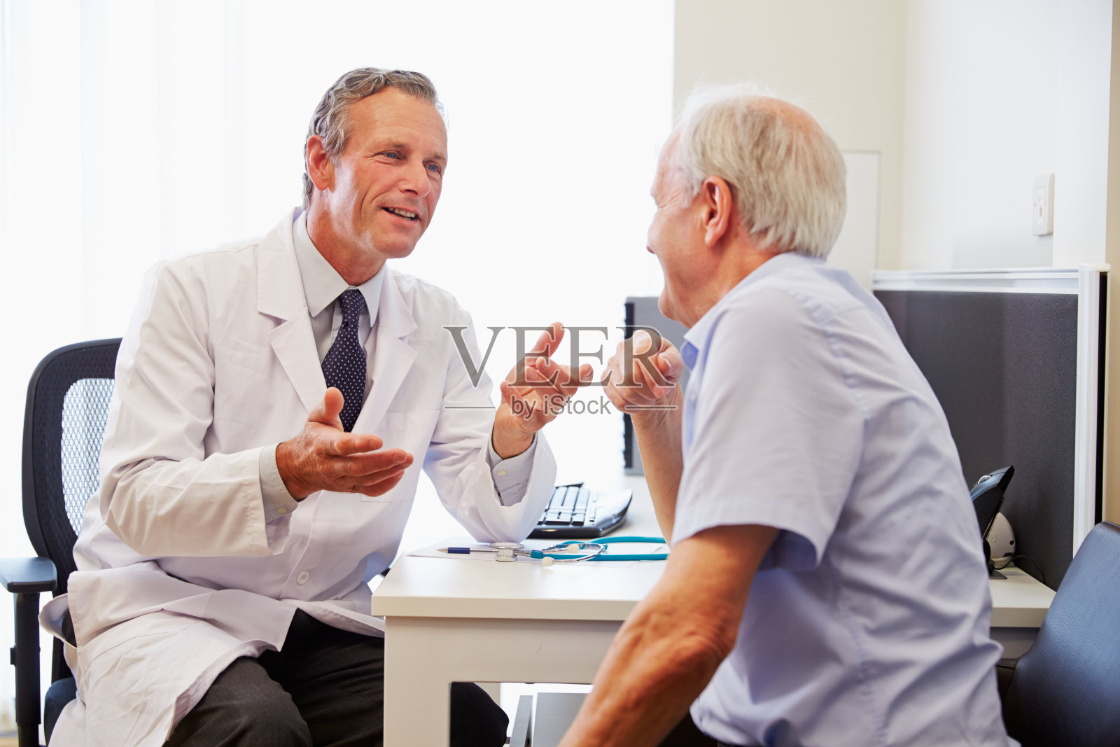 老年病人正在向医生咨询照片摄影图片