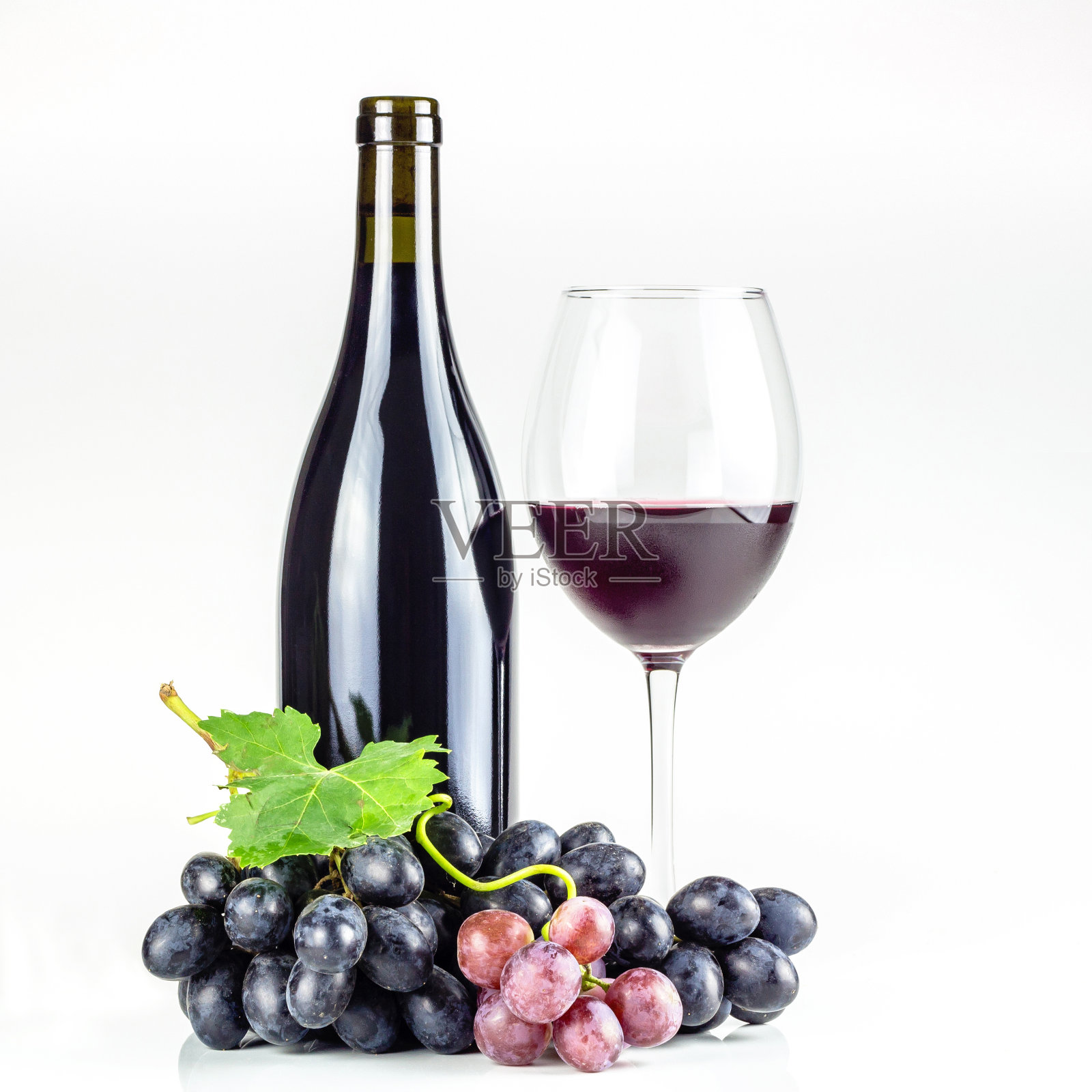 红酒瓶，酒杯和葡萄。照片摄影图片