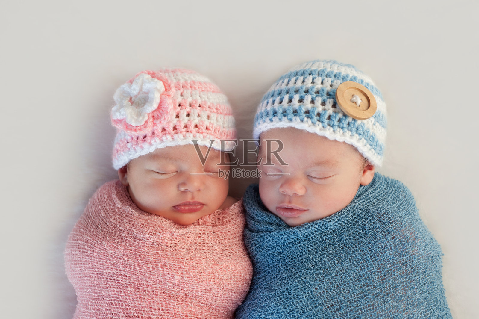异卵双胞胎婴儿弟弟和妹妹照片摄影图片