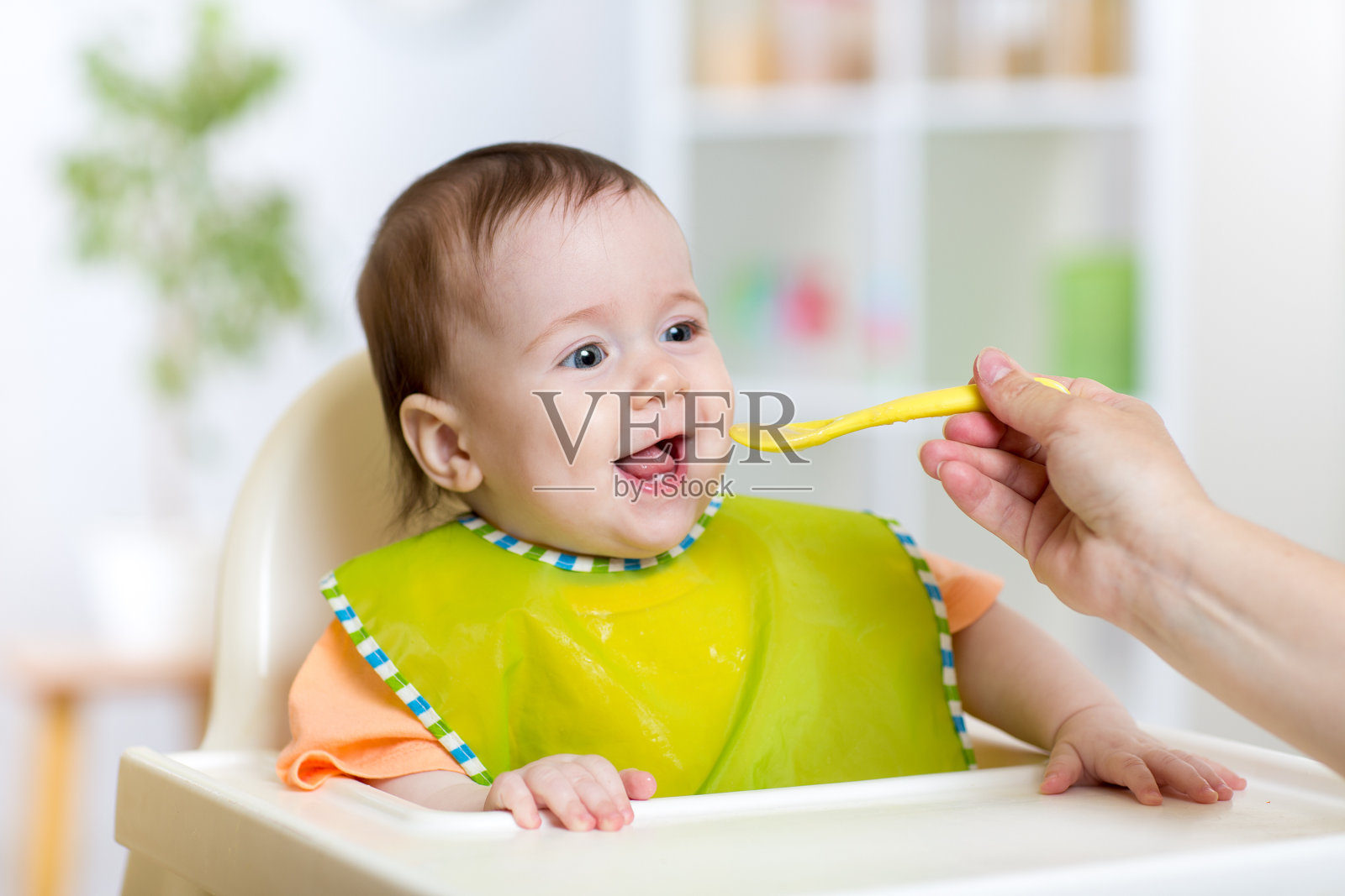婴儿在厨房吃食物照片摄影图片
