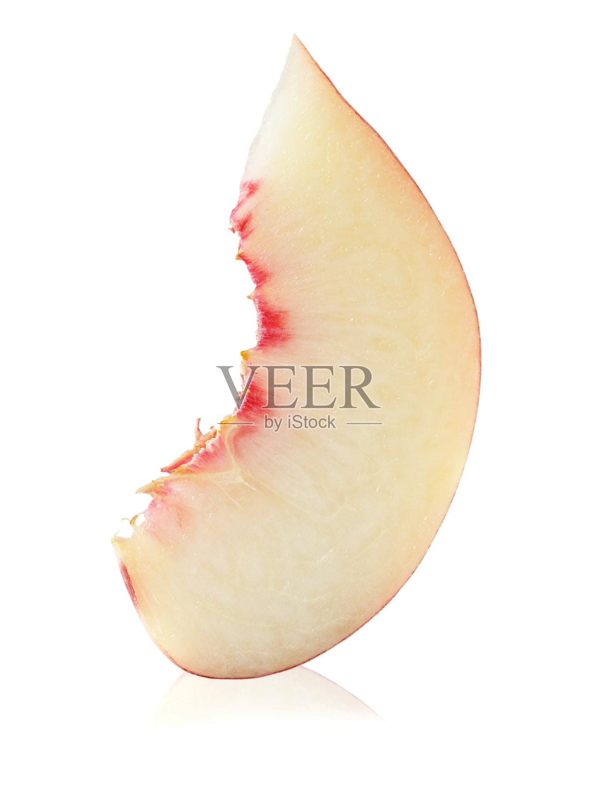 成熟的桃子水果片孤立在白色背景上切出照片摄影图片