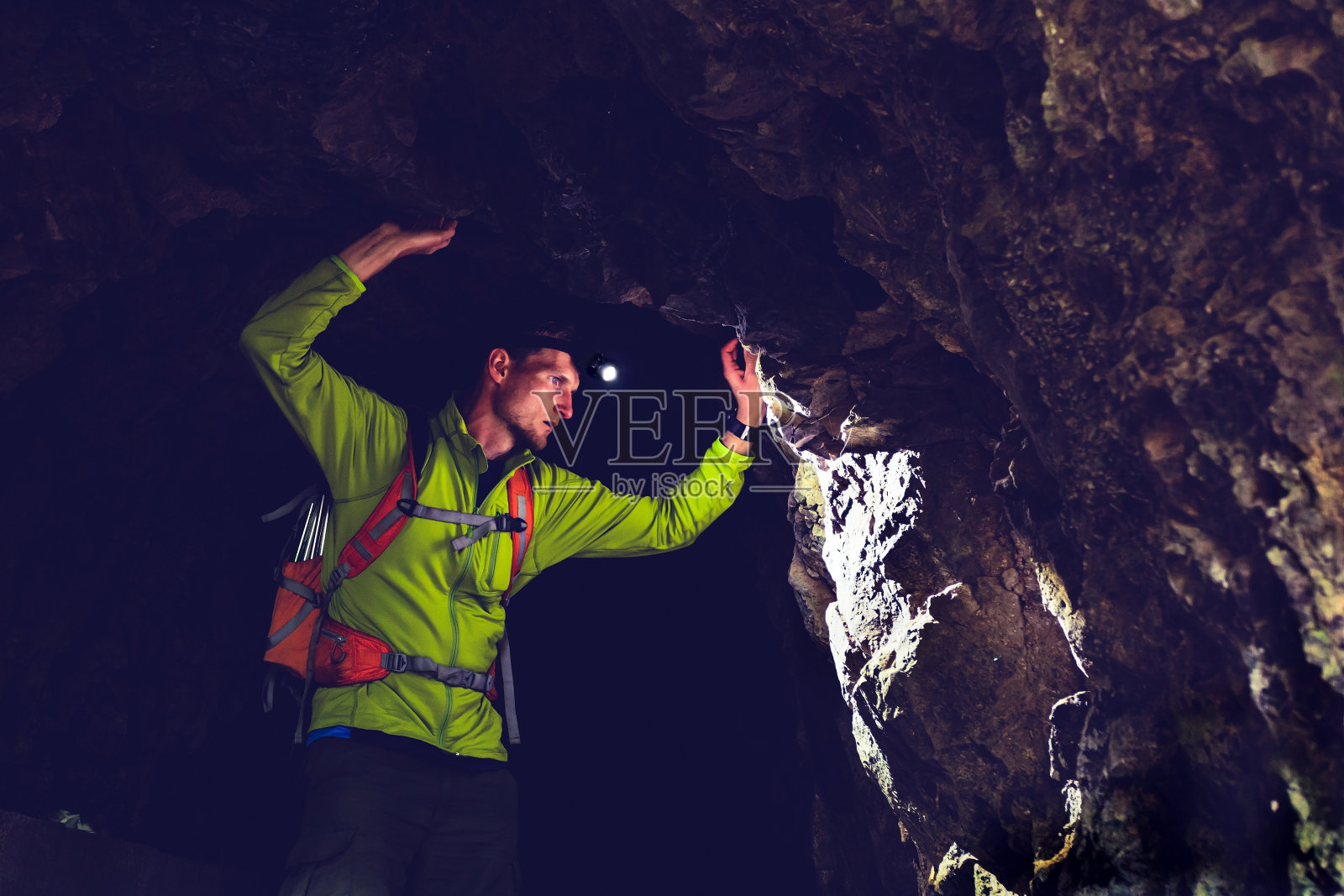 人类探索地下黑暗的洞穴隧道照片摄影图片