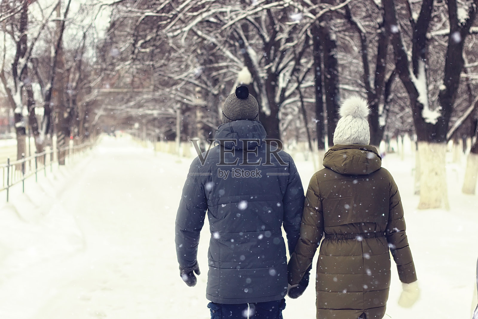 冬天散步的年轻夫妇照片摄影图片
