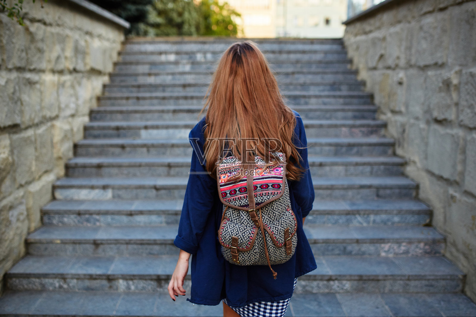 背着背包爬楼梯的女学生照片摄影图片