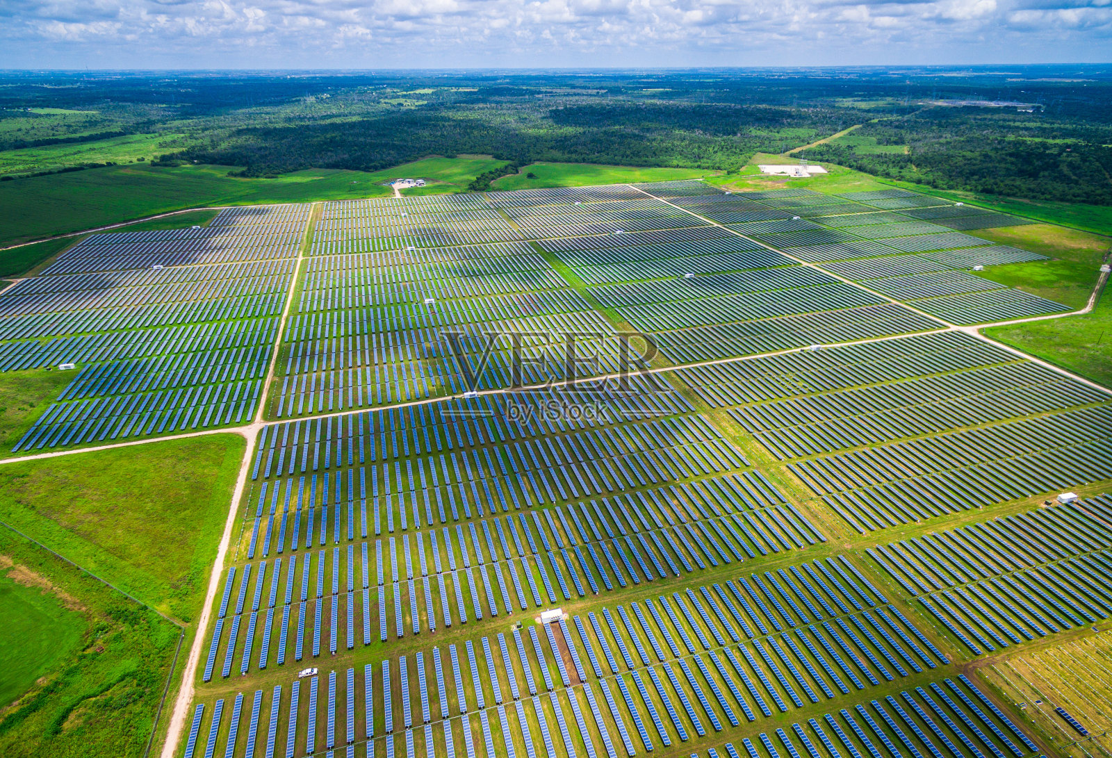 空中中部德州太阳能农场数以千计的收集器照片摄影图片