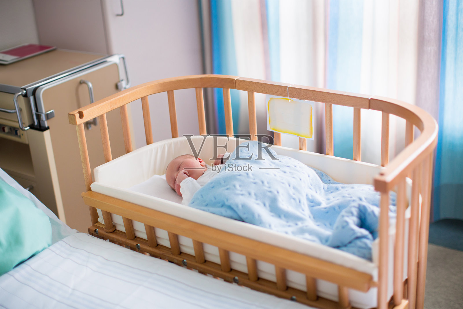 刚出生的男婴躺在彩色毯子上高清摄影大图-千库网