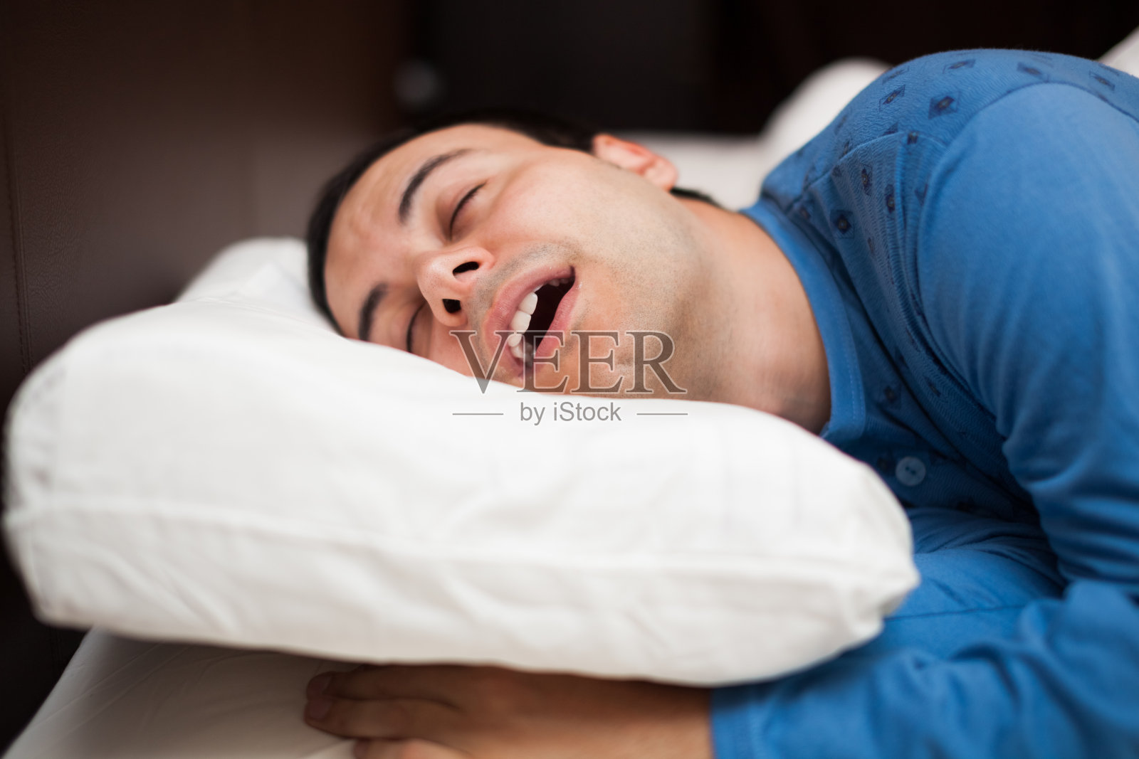 一个正在睡觉的男人的肖像照片摄影图片