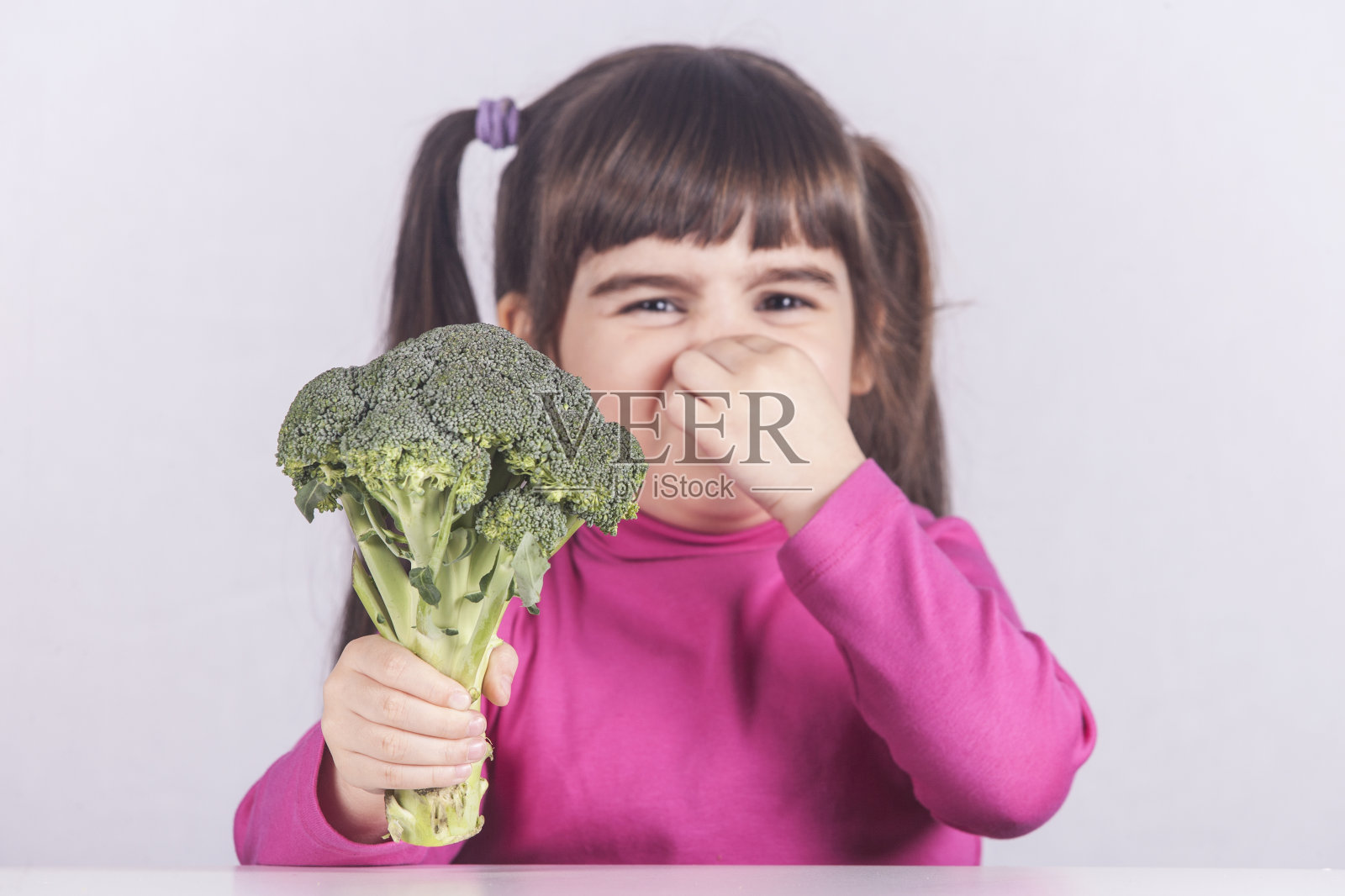 小女孩拒绝吃蔬菜照片摄影图片