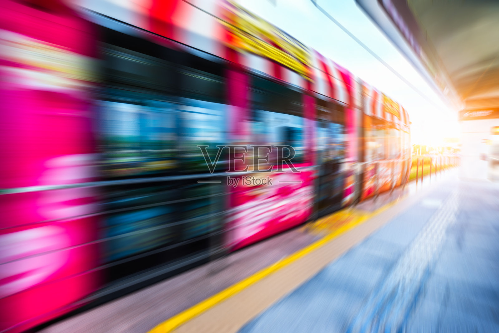 红色超速电车迎着阳光照片摄影图片