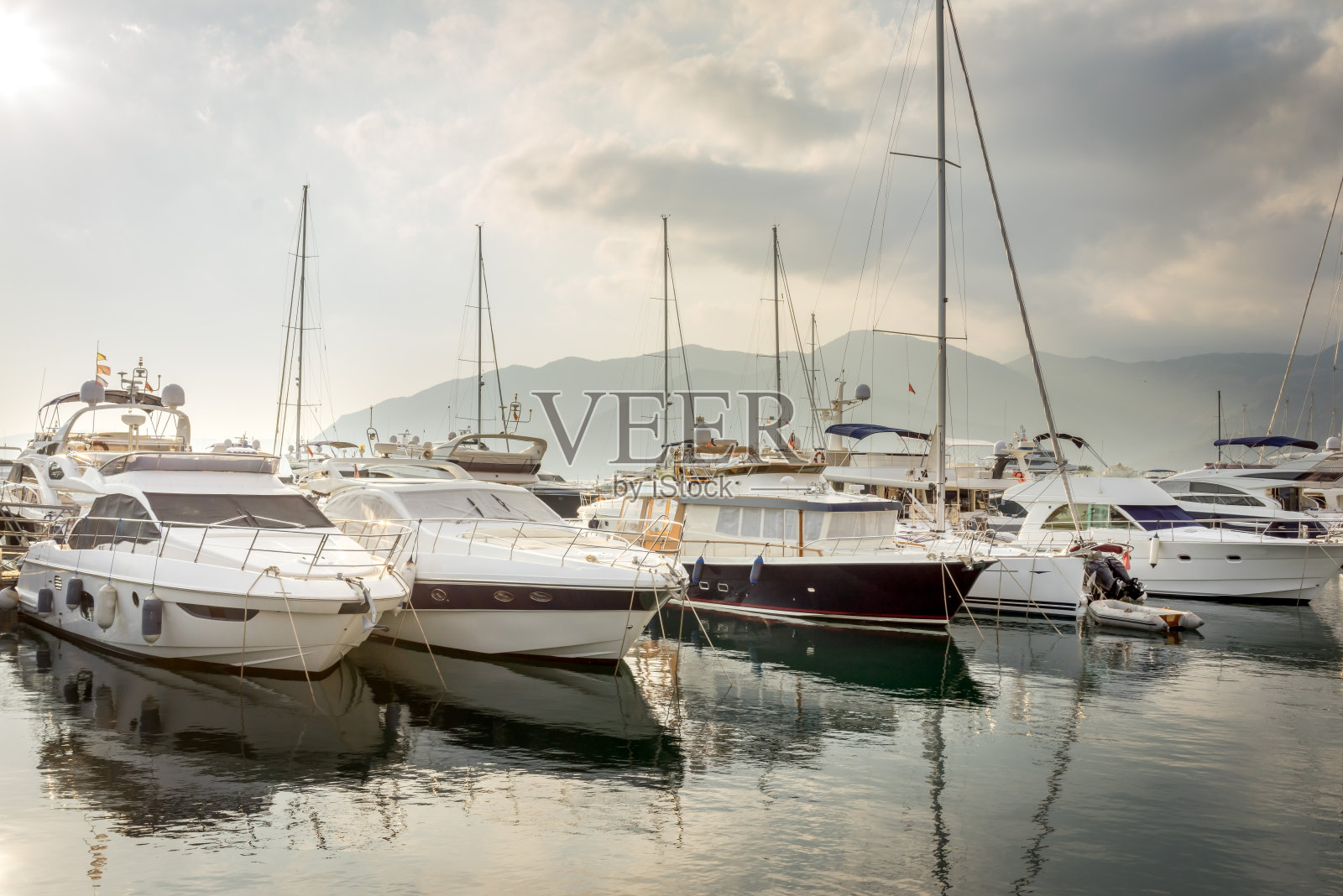 美丽的白色现代游艇在黑山海港照片摄影图片