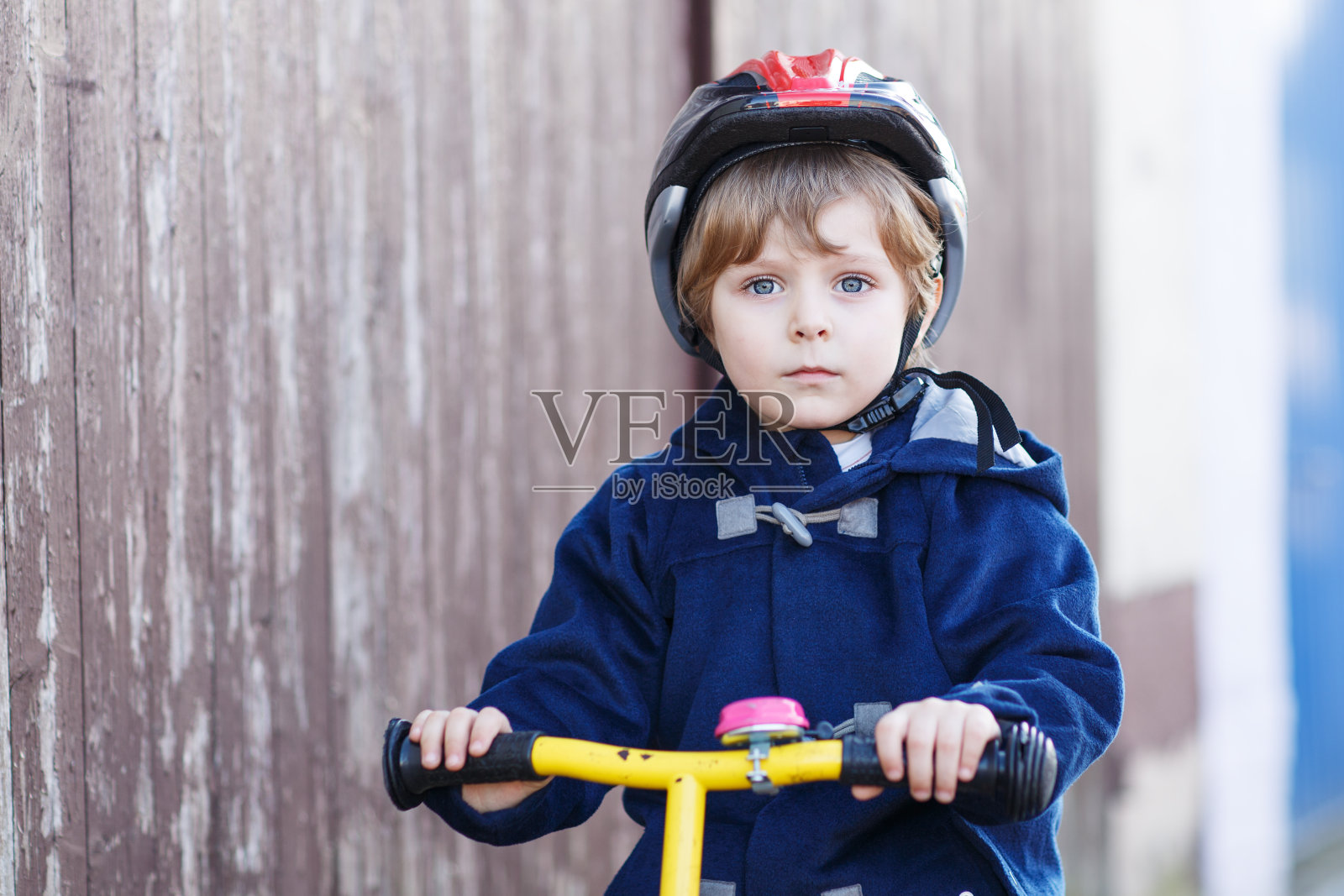 小男孩骑自行车在乡村或城市照片摄影图片