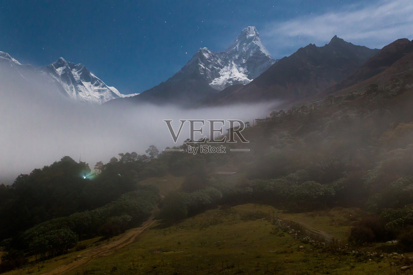山夜雾，腾博什村，尼泊尔。照片摄影图片