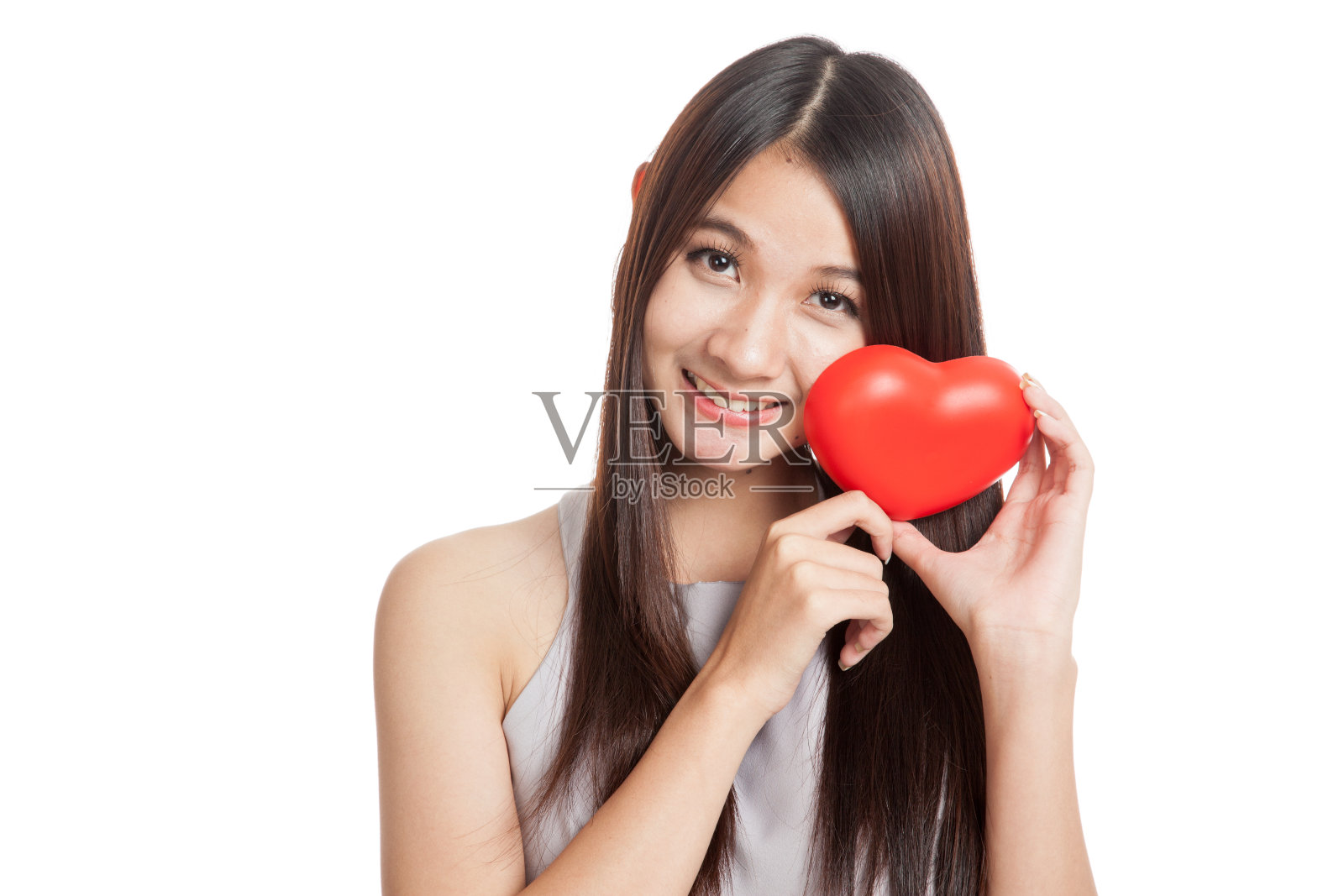 美丽的年轻亚洲女人微笑与红色的心照片摄影图片
