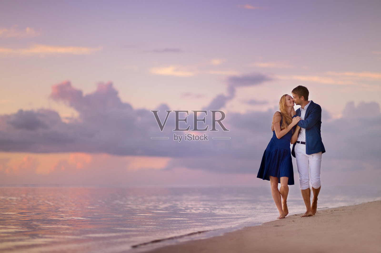 热带海滩上一对美丽浪漫的情侣照片摄影图片