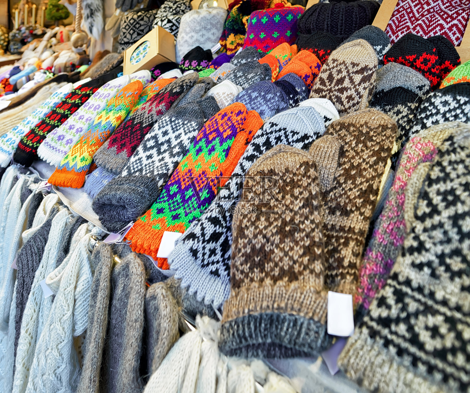 里加圣诞市场上的彩色羊毛手套照片摄影图片