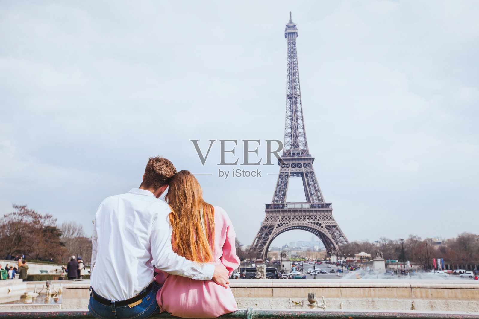 一对浪漫的情侣在巴黎看埃菲尔铁塔照片摄影图片