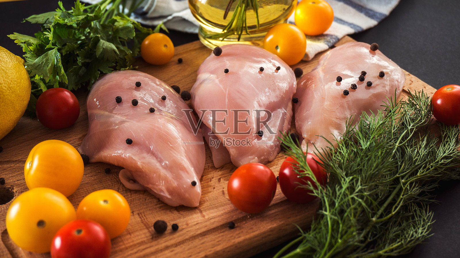 生鸡胸肉和蔬菜在木背景照片摄影图片