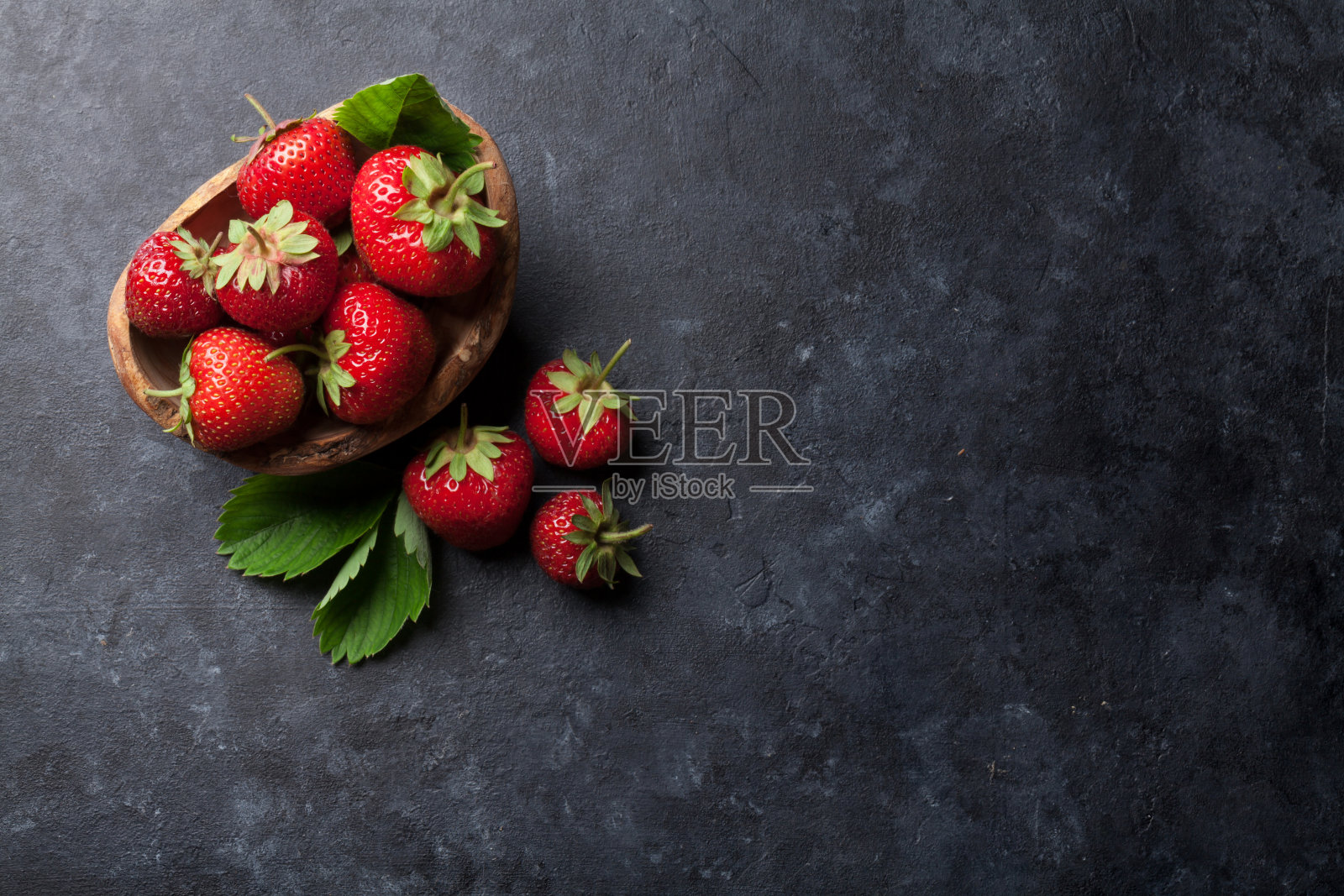 碗里的新鲜花园草莓照片摄影图片