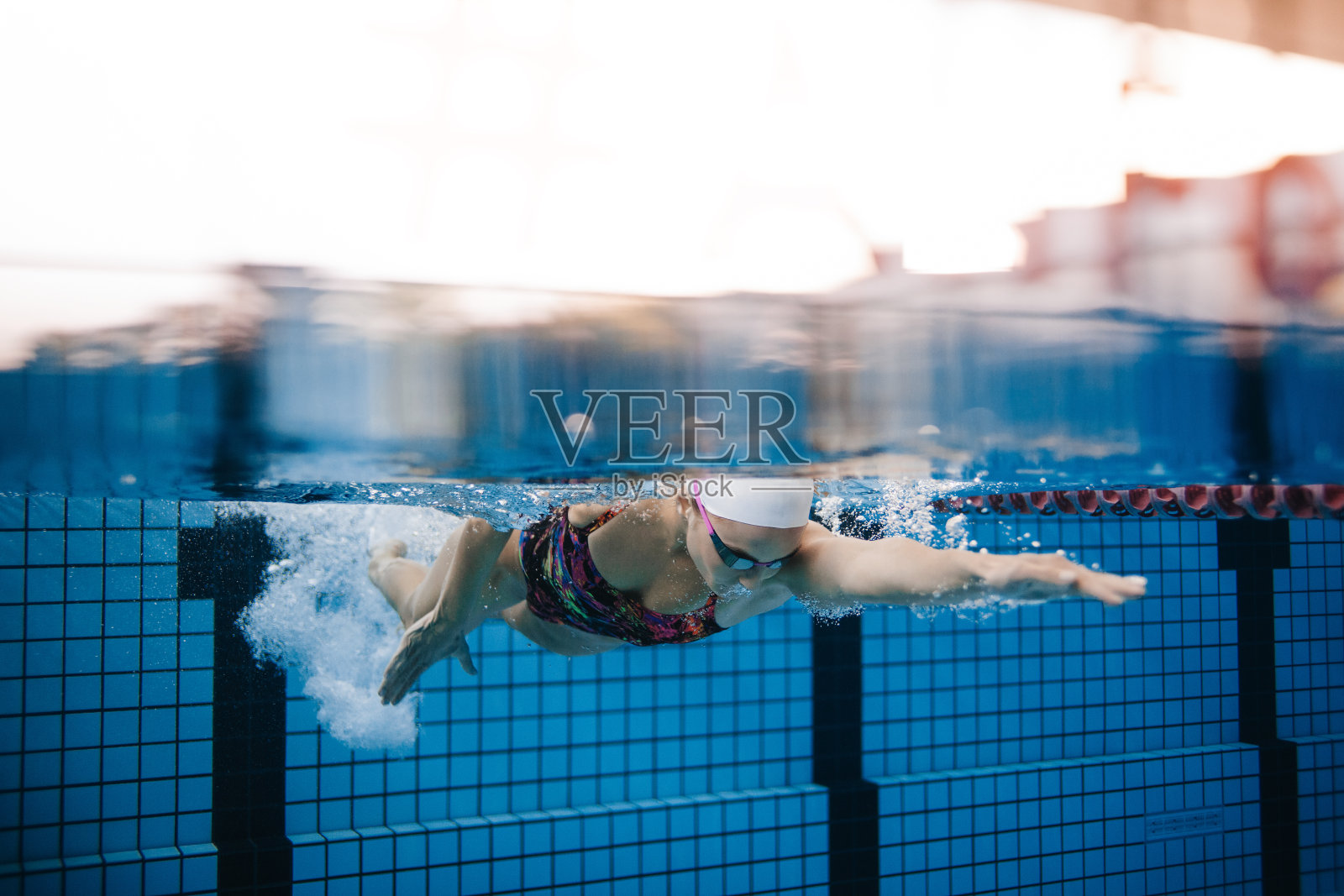 女子游泳运动员在游泳池中训练照片摄影图片