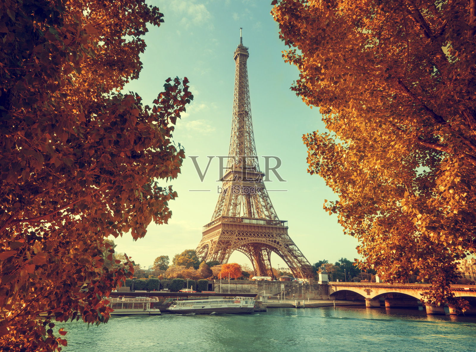 秋天的巴黎塞纳河和埃菲尔铁塔照片摄影图片