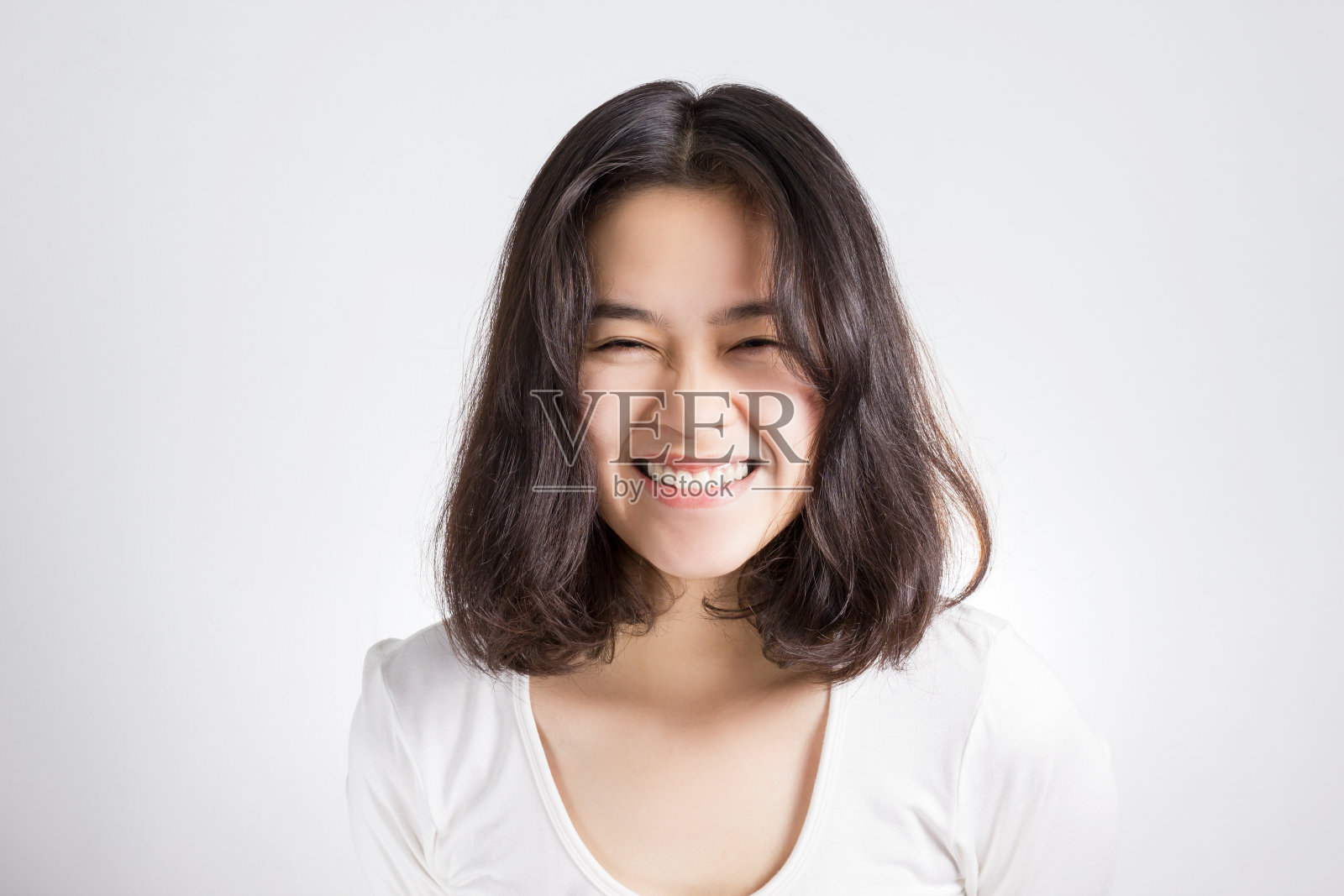 年轻的亚洲女人的笑脸。照片摄影图片