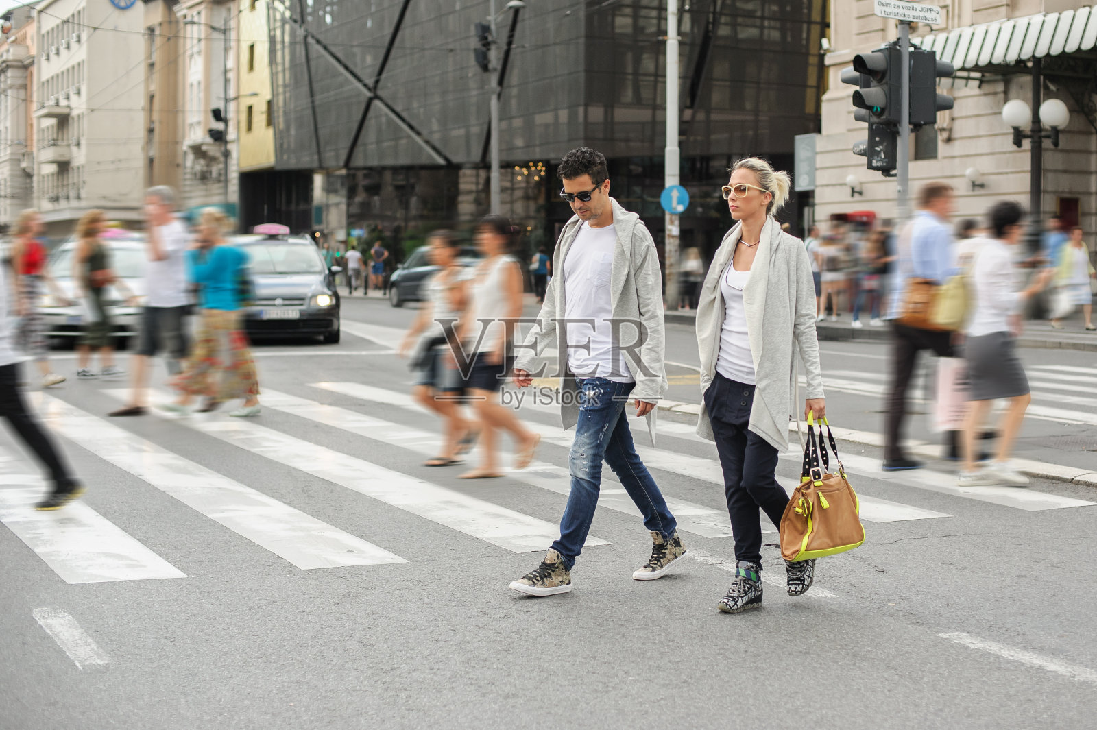 时尚夫妇在人行横道斑马线照片摄影图片