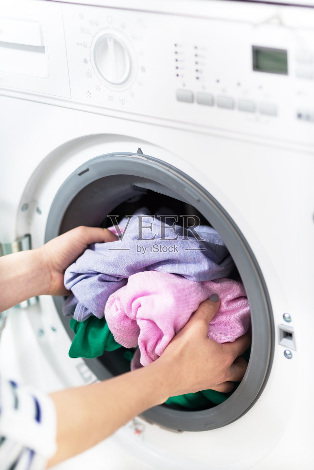 妇女装衣洗衣机照片摄影图片