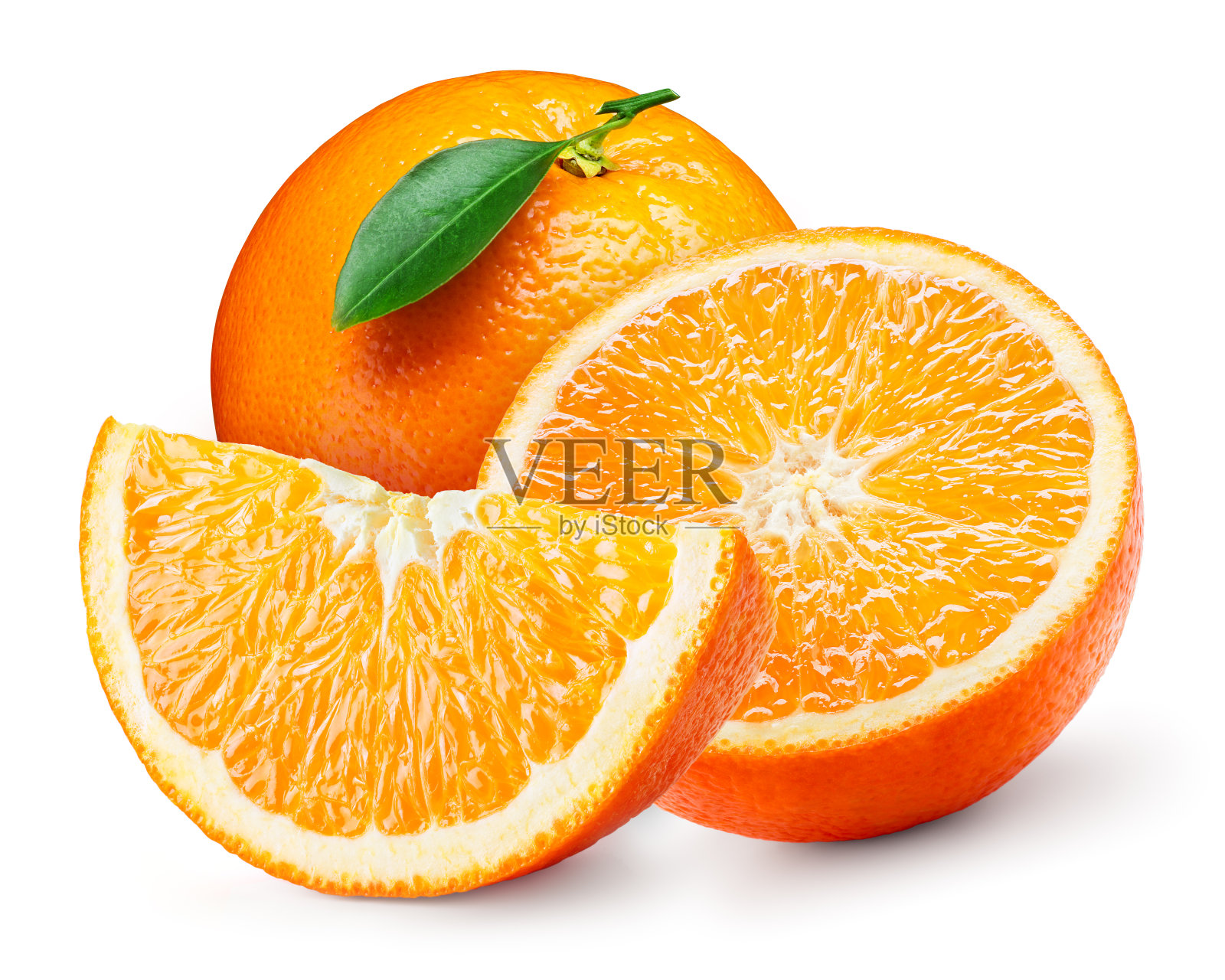 白色上孤立叶的橙色果实。照片摄影图片