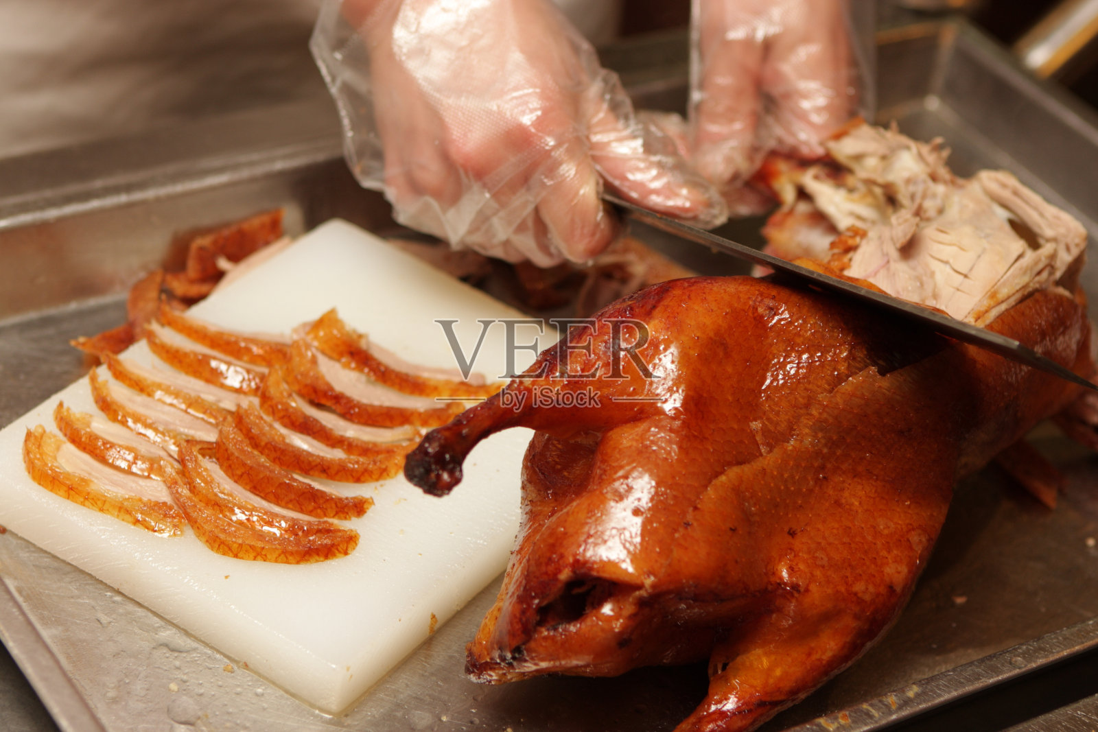 中国厨师准备北京烤鸭照片摄影图片