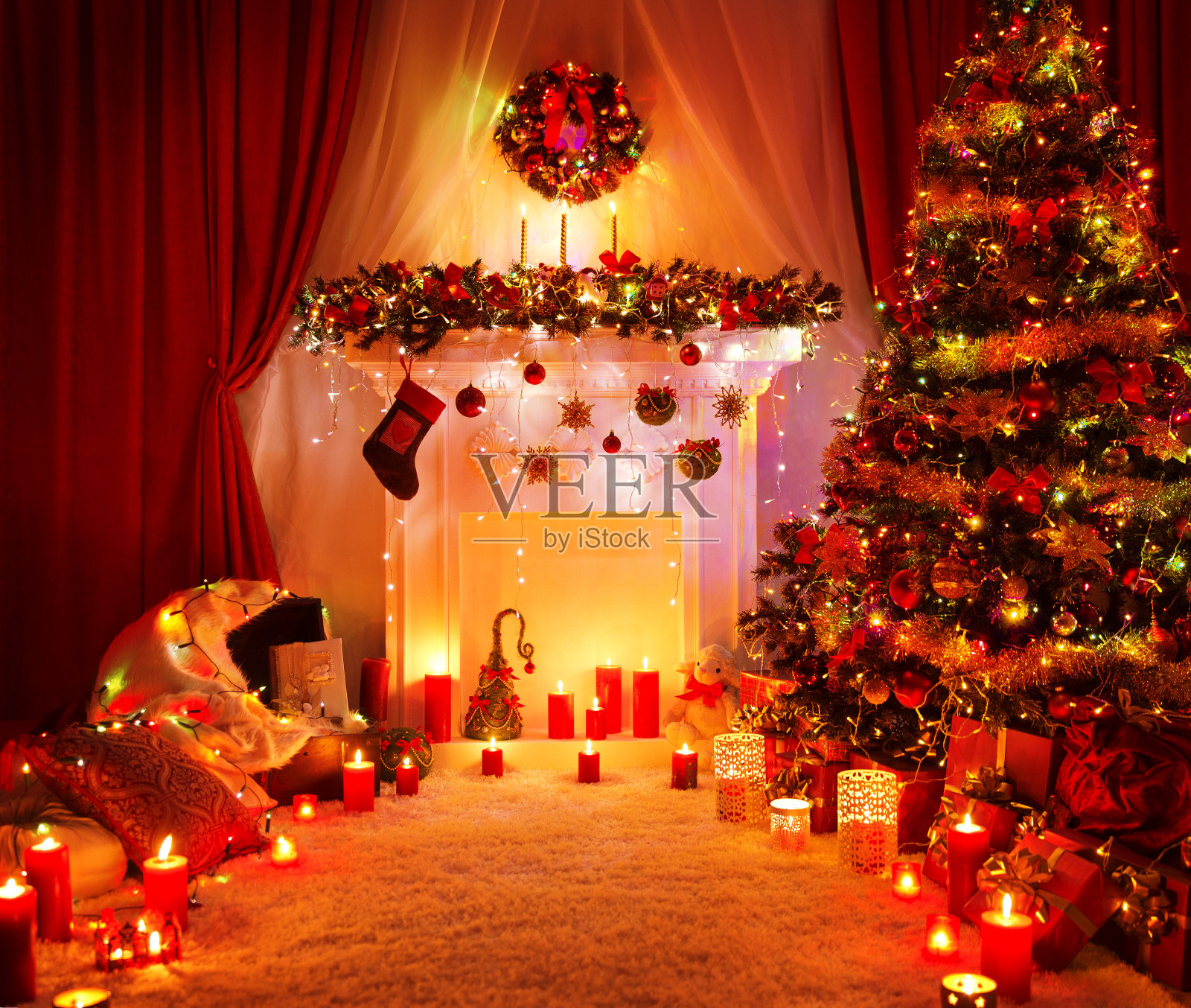 房间圣诞树壁炉灯，圣诞家居室内装饰，礼物照片摄影图片