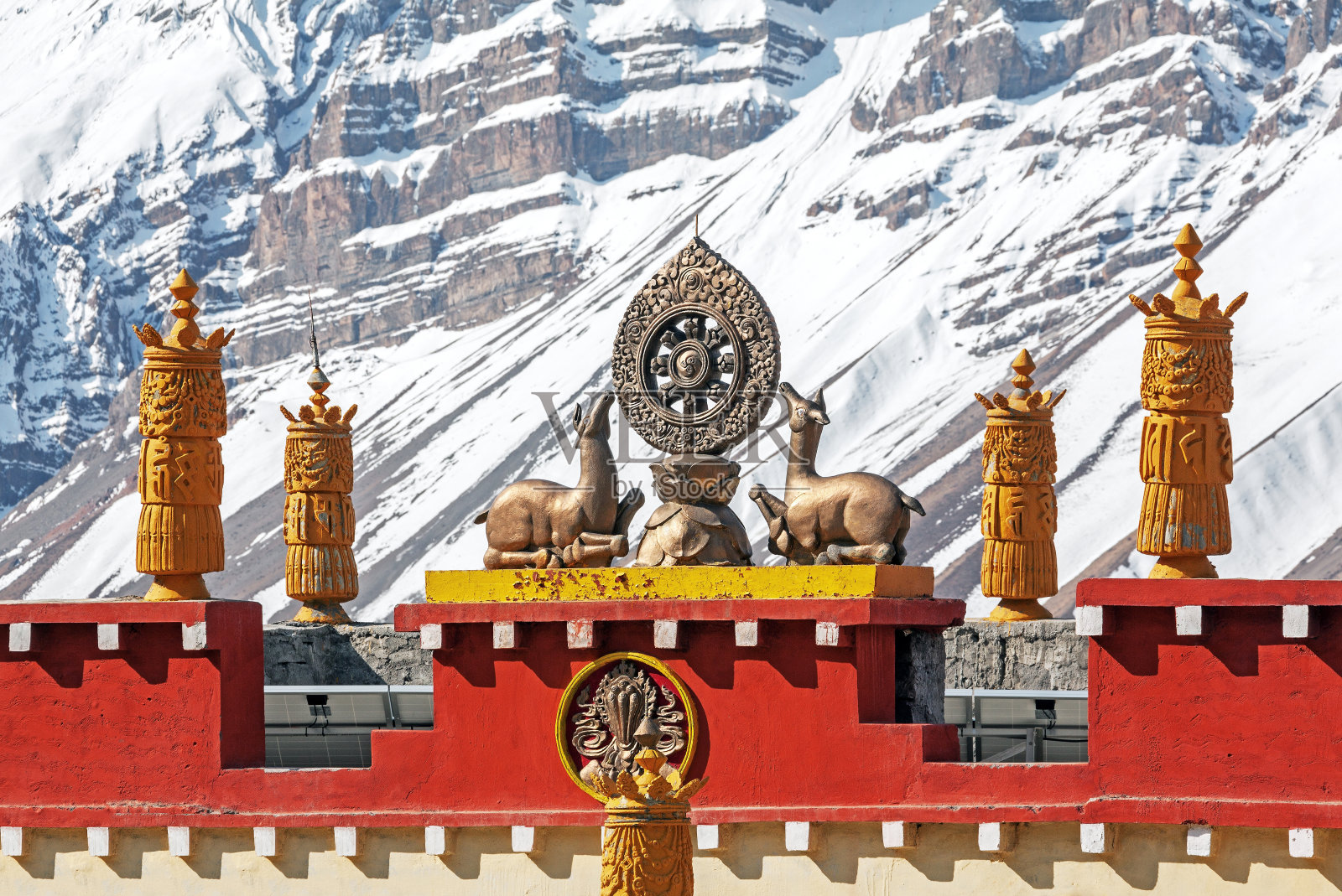 法轮藏传佛教寺庙背景雪山照片摄影图片