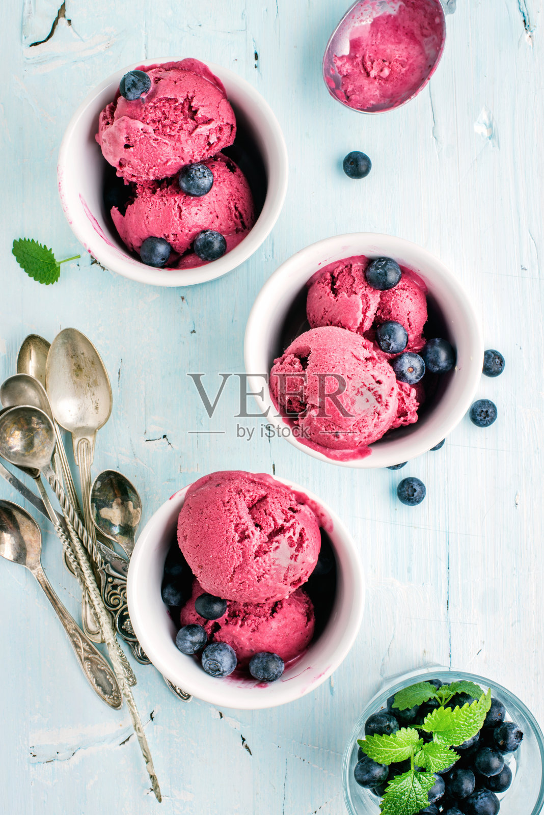 自制蓝莓冰淇淋，里面有新鲜的浆果和薄荷照片摄影图片