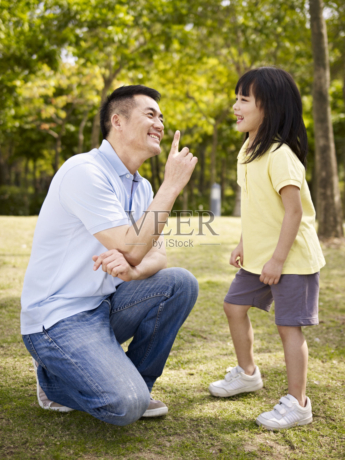 亚裔父亲和女儿在公园玩照片摄影图片