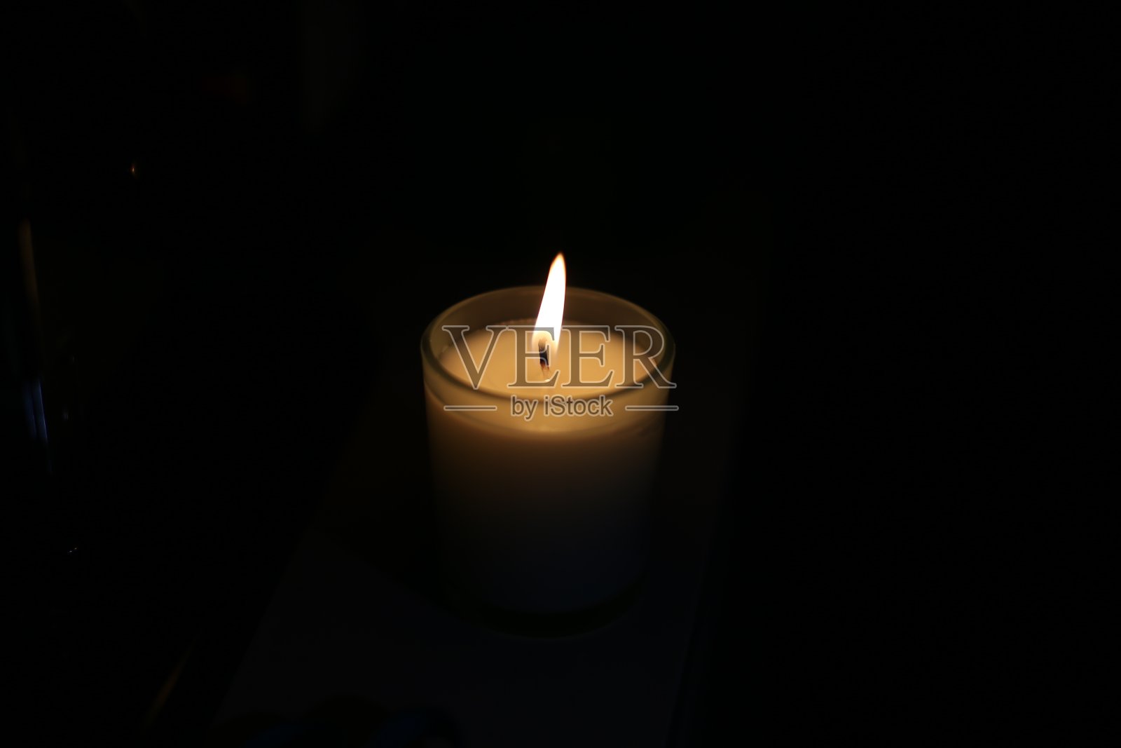 黑暗中的蜡烛照片摄影图片