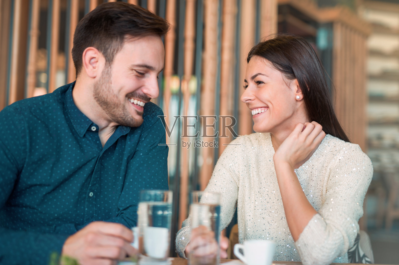 一对浪漫的情侣在咖啡馆约会照片摄影图片