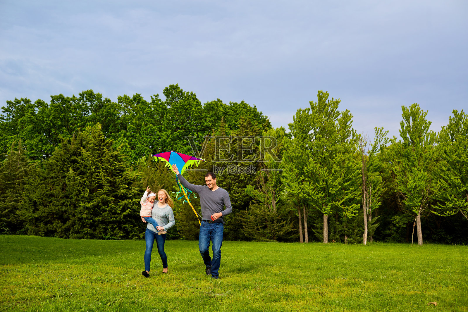 一家人在公园放风筝照片摄影图片