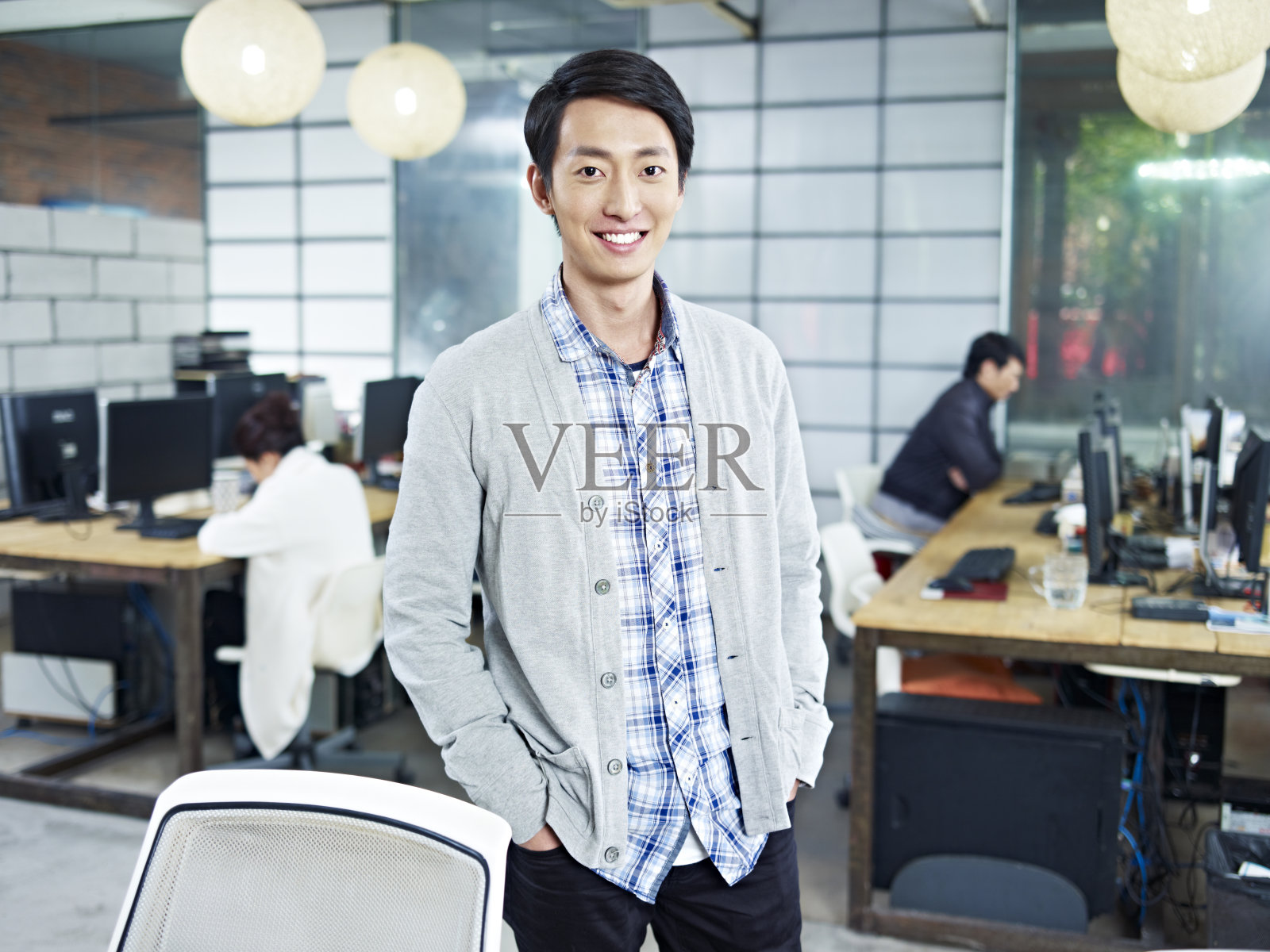 一个年轻的亚洲企业家的肖像照片摄影图片