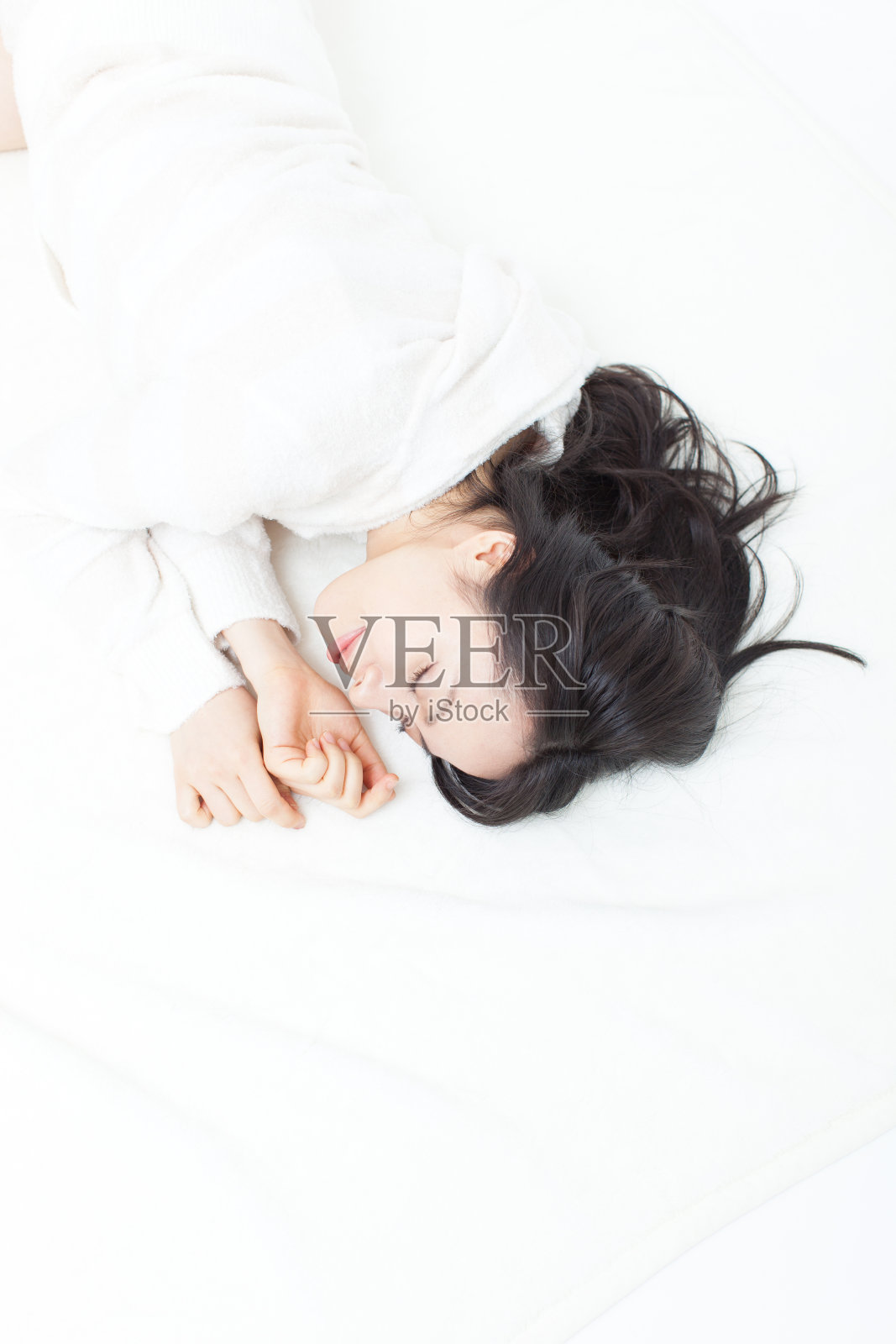 睡在床上的日本女人照片摄影图片